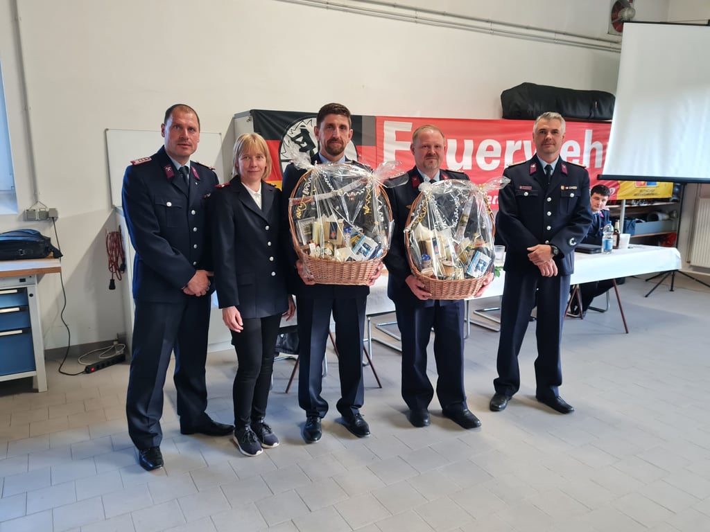 Jahreshauptversammlung Feuerwehr Miesterhorst mit Wehrleiterwahl, hier der stellvertretende Wehrleiter Michael Truthe (von links), Ortsbürgermeisterin Grit Oelze, Steffen Heins, Marko Krümmel und Ortswehrleiter Torsten Pilzecker.