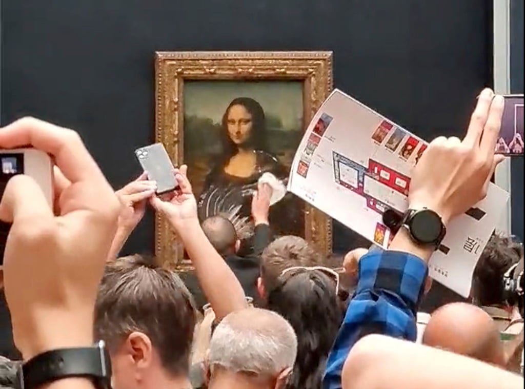 Das Gemälde von Leonardo da Vinci wurde mit einem Tortenstück beworfen - aber dabei glücklicherweise nicht beschädigt.