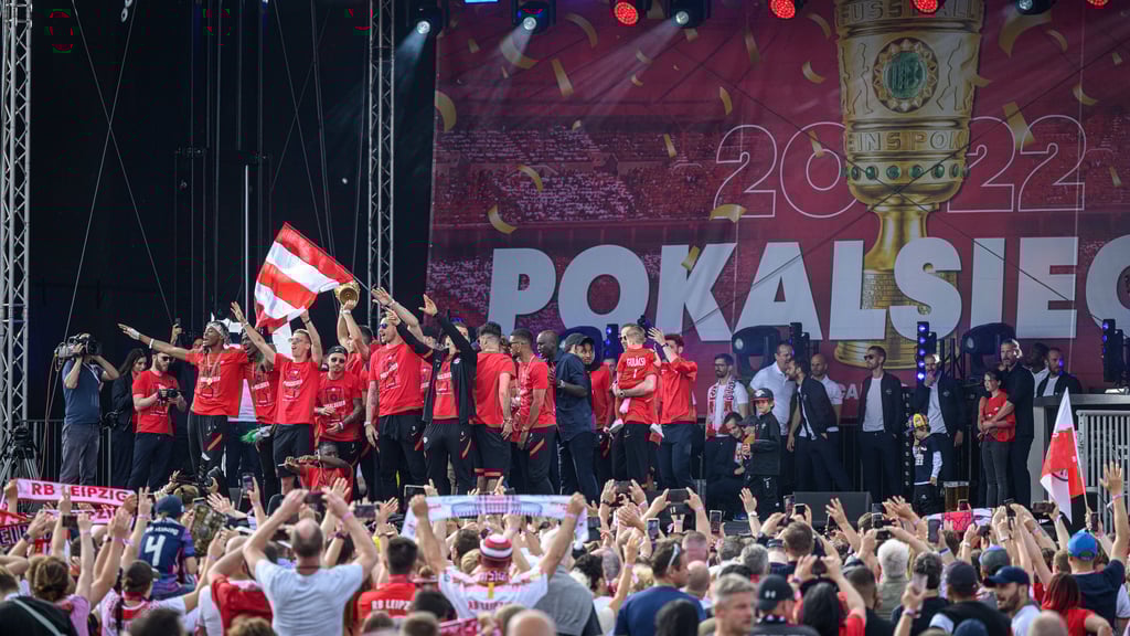 Feierten sich für das Finale einer herausfordernden Saison: die Spieler von RB Leipzig
