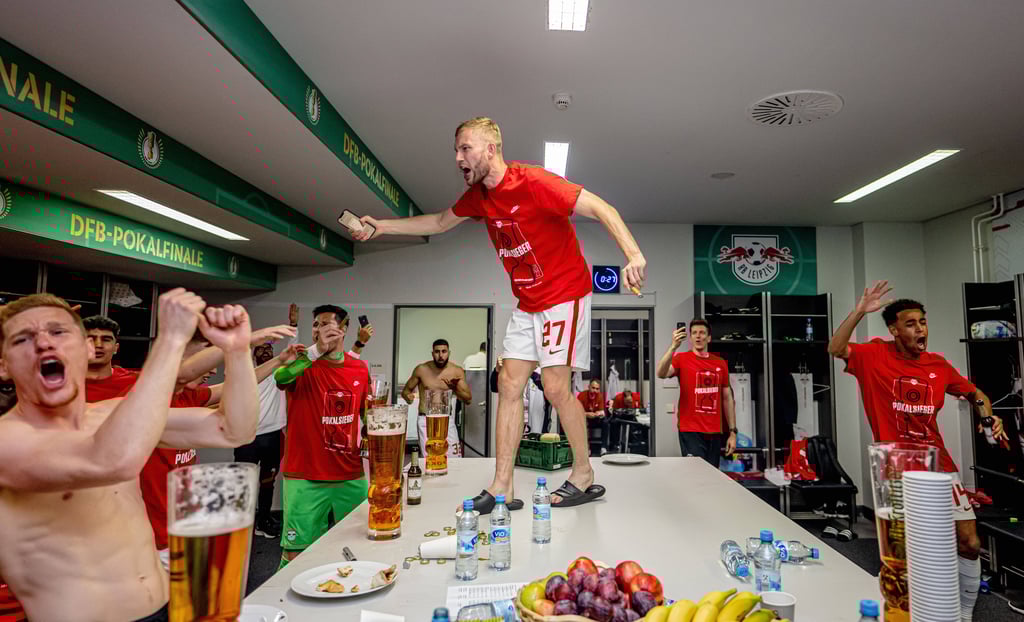 Tabledance nach dem Pokalsieg: Konrad Laimer
