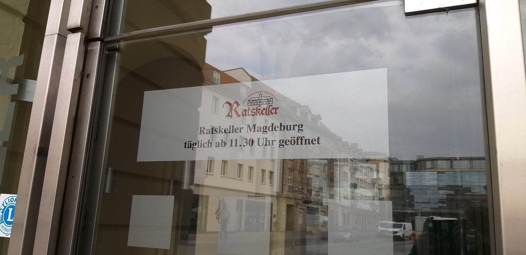 Der Ratskeller in Magdeburg ist geschlosen - anders als das hier noch immer das Schild verkündet.