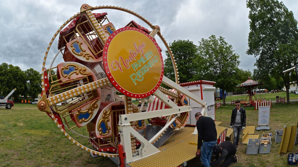 Patrick Dohmeyer hat am Kindertag auf der Herrenbreite sein Nostalgie-Riesenrad aufgebaut.