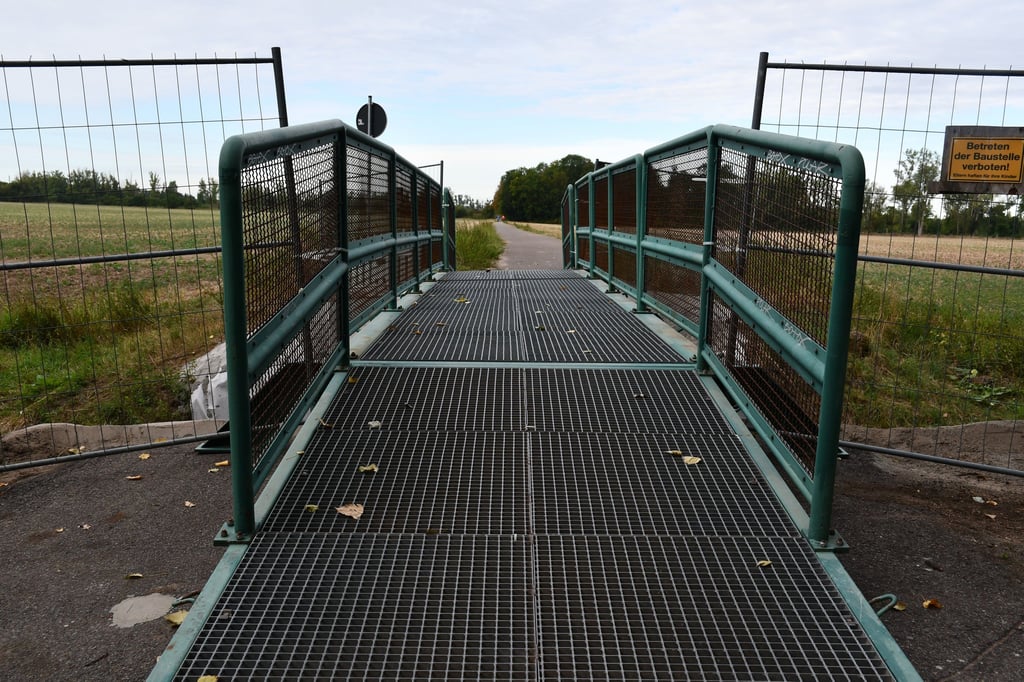 Die Behelfsbrücke über die Schrote am Barleber See in Magdeburg.