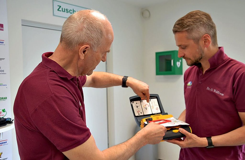 Dr. Uwe Milbradt (l.) und Dr. Oliver Wolfram mit dem kleinen, aber wichtigen Lebensretter.