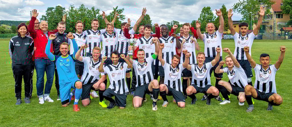 Der SC Naumburg III ist in dieser Saison bislang ungeschlagen (14 Siege, ein Remis) und wurde souverän Meister der Kreisklasse, Staffel 1. Die Trainer Jens Rauchfuß, Andreas Beyer und Steffen Elbe sowie Mannschaftsleiter Jörg Baehr halten sich beim Jubeln dezent im Hintergrund.