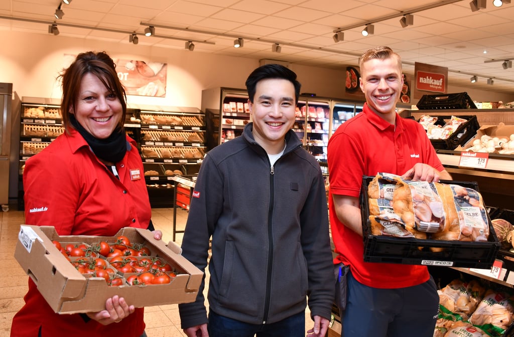 Linh Pham Manh, Inhaber des neuen Einkaufsmarkts im Magdeburger Kannenstieg, mit den Mitarbeitern Mandy Gohlke und Andy Jaenecke.