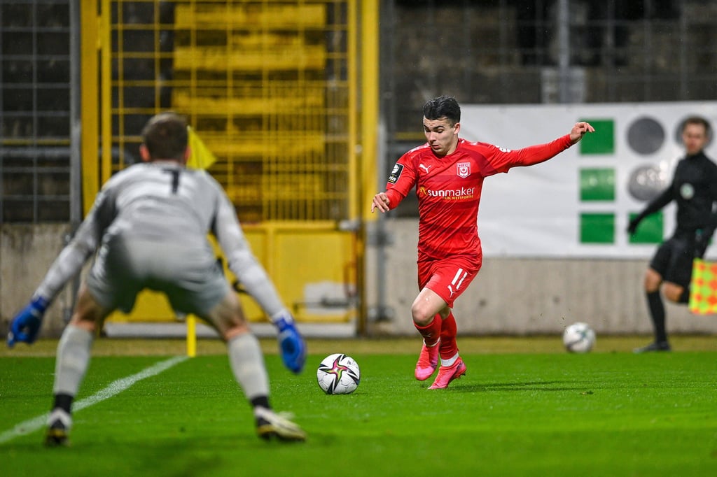 Jan Shcherbakovski trägt künftig Schwarz-Gelb statt Rot.