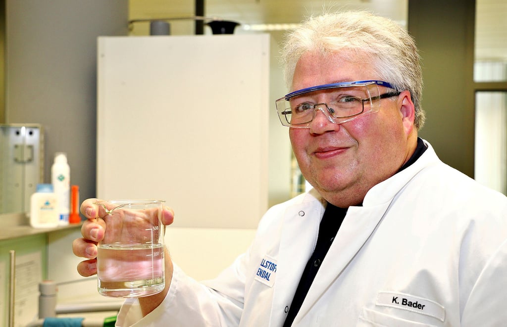 Knut Bader und sein Labor-Team behalten die Qualitätswerte des Wassers im Arneburger Zellstoffwerk stets im Blick.