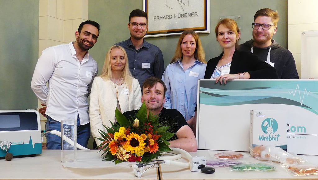 Sebastian Ebert (mit Blumen) und sein Team von der Tec Com Medizintechnik GmbH haben die Jury überzeugt.