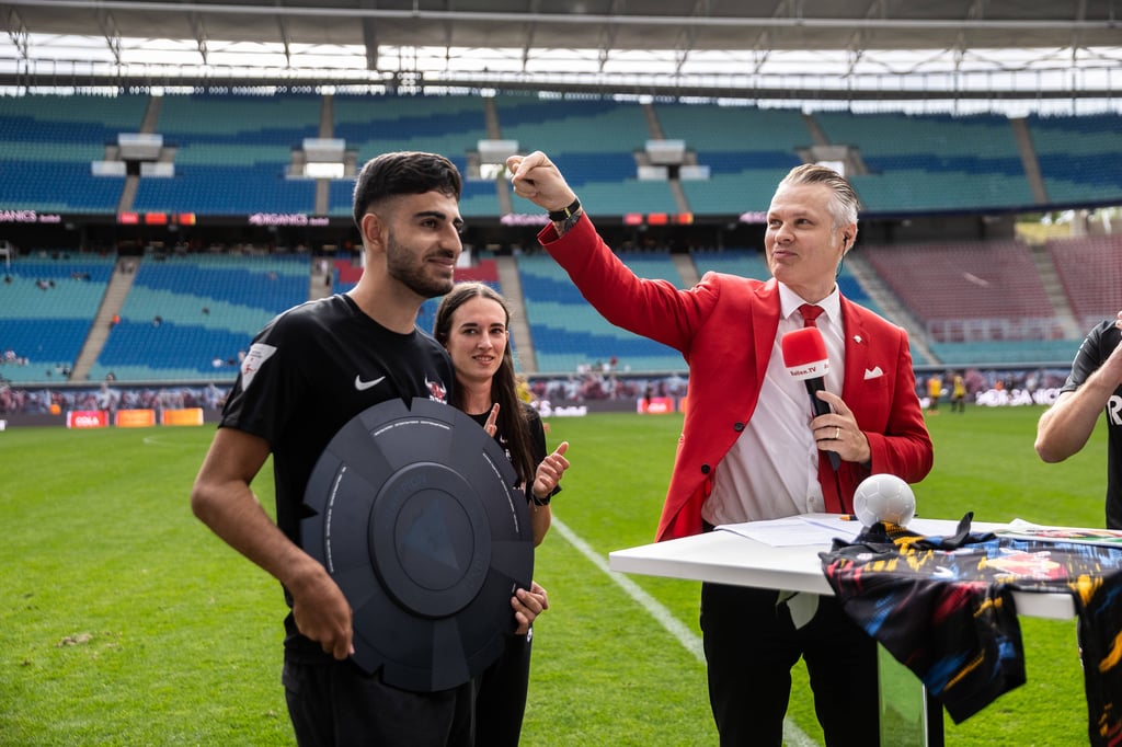 Umut Gültekin (l.) mit seinem Meistertitel aus dem Vorjahr.