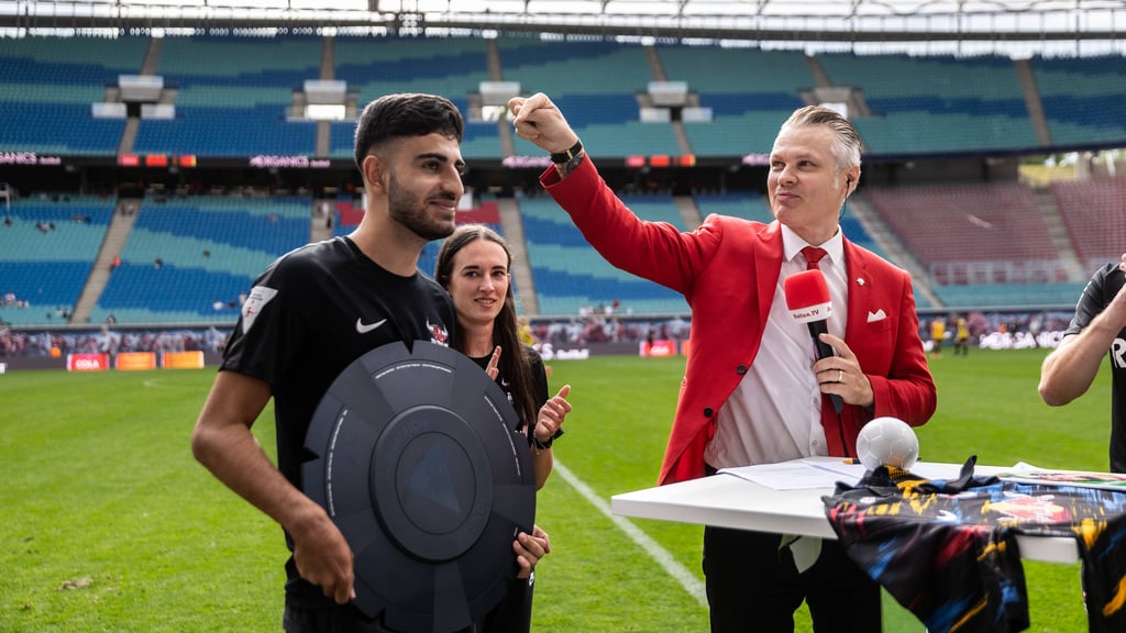 Umut Gültekin (l.) mit seinem Meistertitel aus dem Vorjahr.