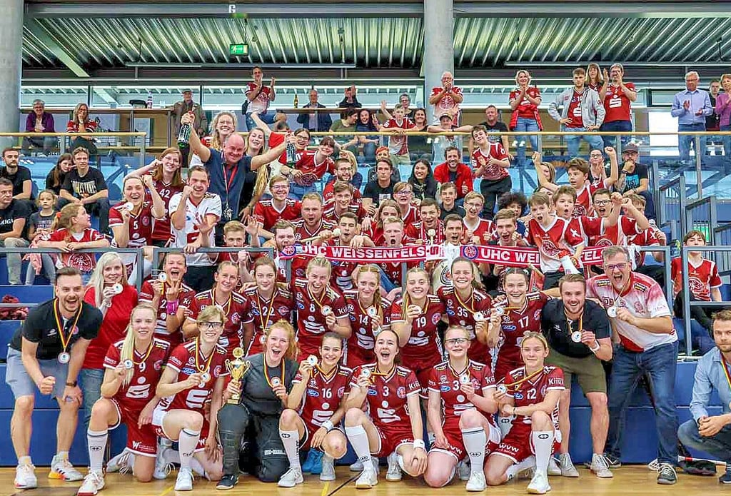 Den Gewinn der Bronzemedaille feierten die Damen des UHC Weißenfels gemeinsam mit ihren Fans.