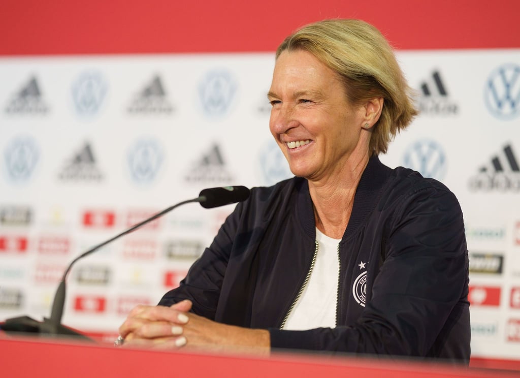 Bundestrainerin Martina Voss-Tecklenburg spricht bei einer Pressekonferenz in der Zentrale des Deutschen Fußball-Bundes (DFB.