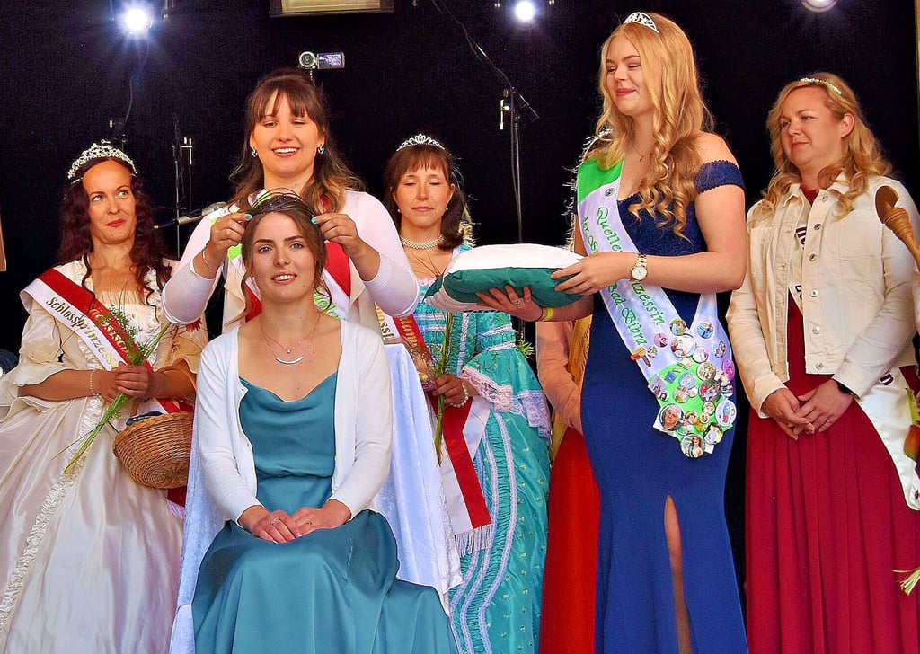 Desiré Dix krönt Henriette Ehring zur elften Bad Bibraer Quellenkönigin, assistiert durch Quellenprinzessin Maria Manuwald.