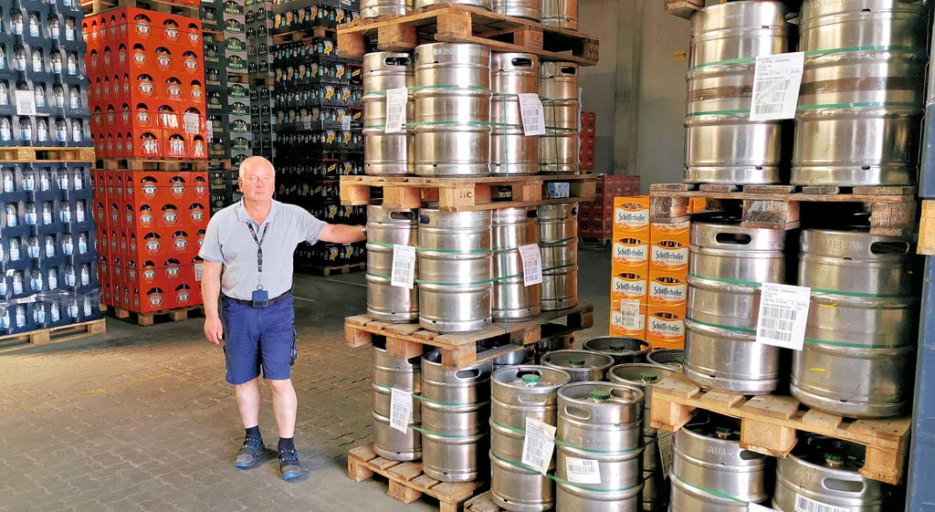 Bis zu 30 Prozent soll das Bier ab Juni teurer werden. Für Klötzes Höpfner-Getränke Filialleiter Thomas Dudek ist der Preisanstieg eine Folge der erhöhten Preise für Hopfen und Malz, aber auch der gestiegenen Energie- und Benzinpreise.