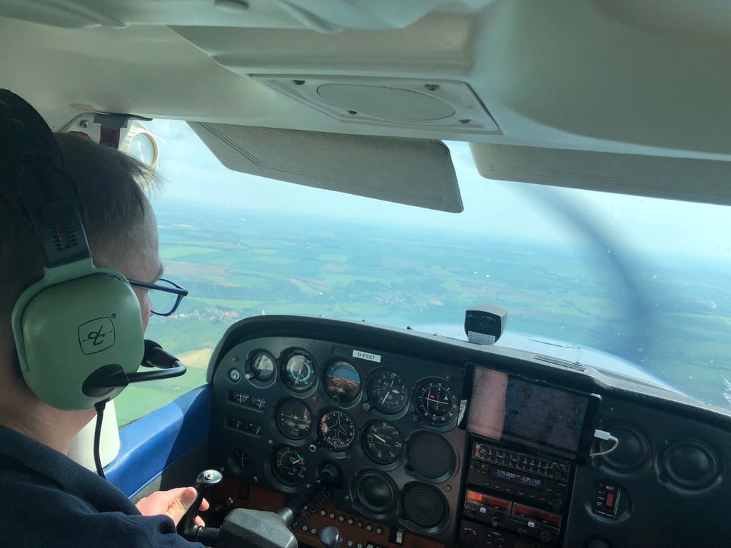 Stefan Nöbel-Heise fliegt in einem Kleinflugzeug über Sachsen-Anhalt.