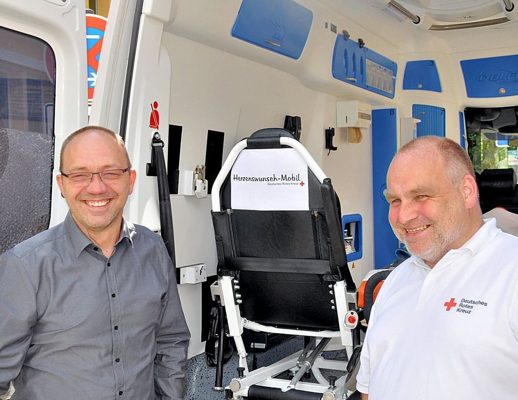 Sven Knoche (links) und Christian Engwer von dem DRK stellen das Projekt „Herzenswunsch-Mobil" in Salzwedel vor.