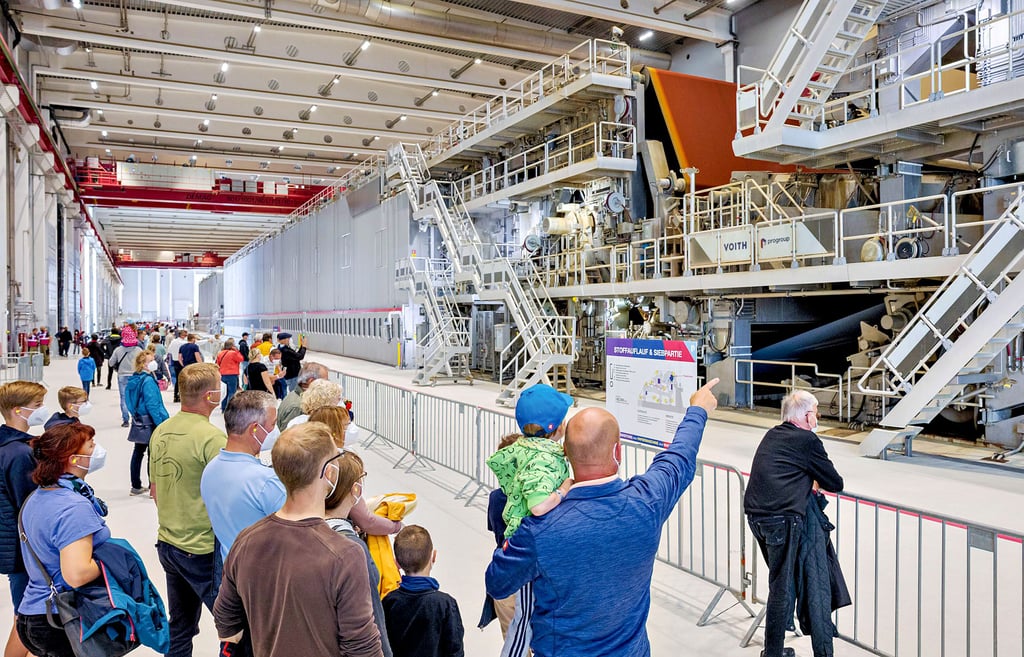 Großes Interesse herrschte beim Tag der offenen Tür am Rundgang durch die Progroup-Papierfabrik.