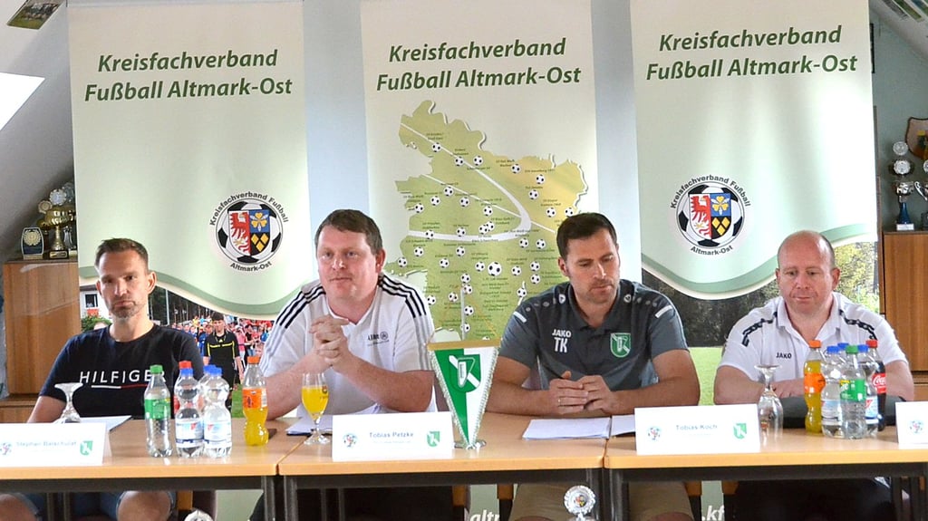 Im Klietzer Sportlerraum fand die Pressekonferenz statt. Mit dabei: Stephan Balschulat (Schollene), Moderator Tobias Petzke (KFV), Gastgeber Tobias Koch (Germania Klietz) und Rico Bachmann aus Schönhausen (von links).