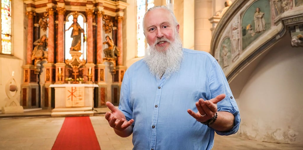 25 Jahre ist Pfarrer Sebastian Barsch schon in Hettstedt aktiv. Im Hintergrund ist der Altar mit dem Heiligen Jakobus zu sehen.