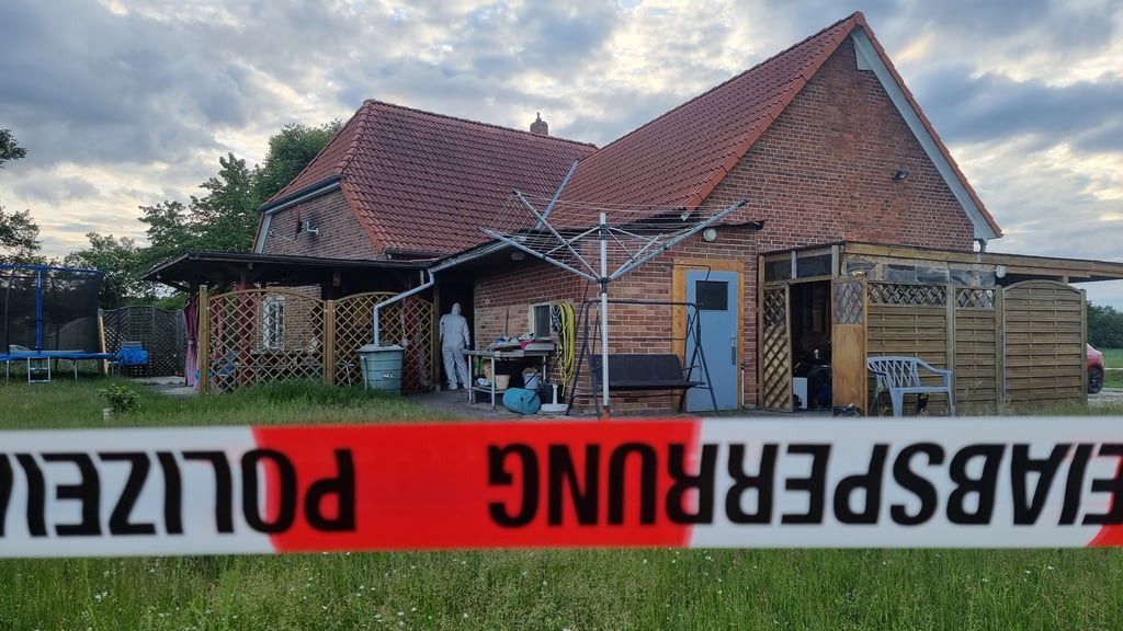 In einem abgelegenen Haus in Neustadt am Rübenberge bei Hannover sind am Montag zwei tote Menschen entdeckt worden.