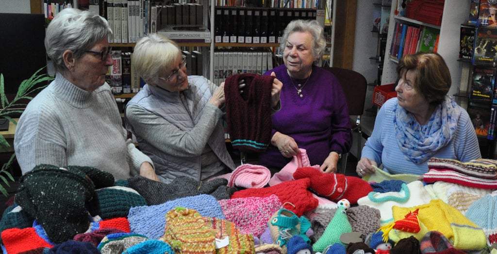 Die Damen der Genthiner Kreativrunde mit einigen ihrer zahlreichen Strickwaren - von Mützen über Schals bis hin zu Socken.
