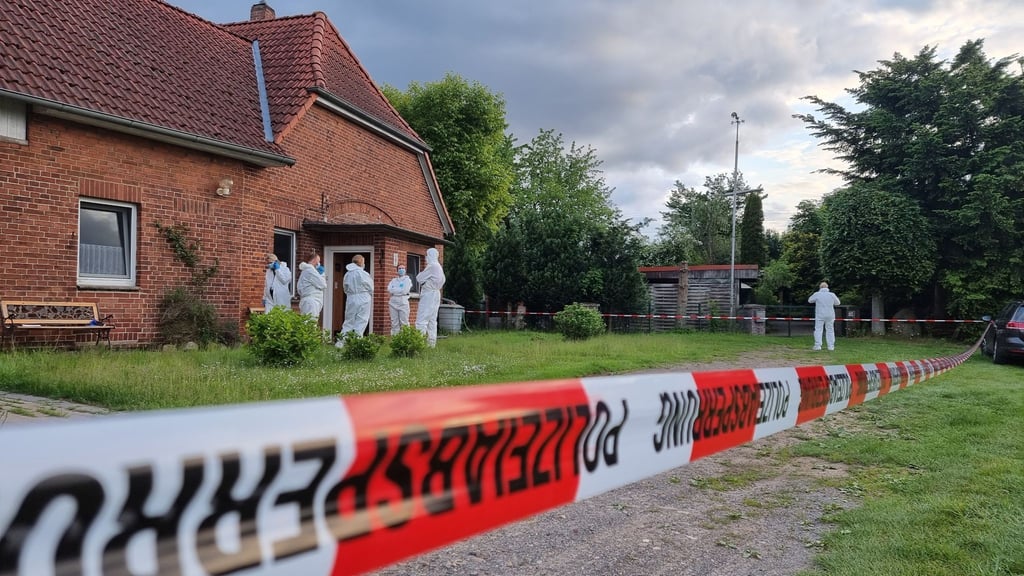 In einem abgelegenen Haus in Neustadt am Rübenberge bei Hannover sind am Montag zwei tote Menschen entdeckt worden.