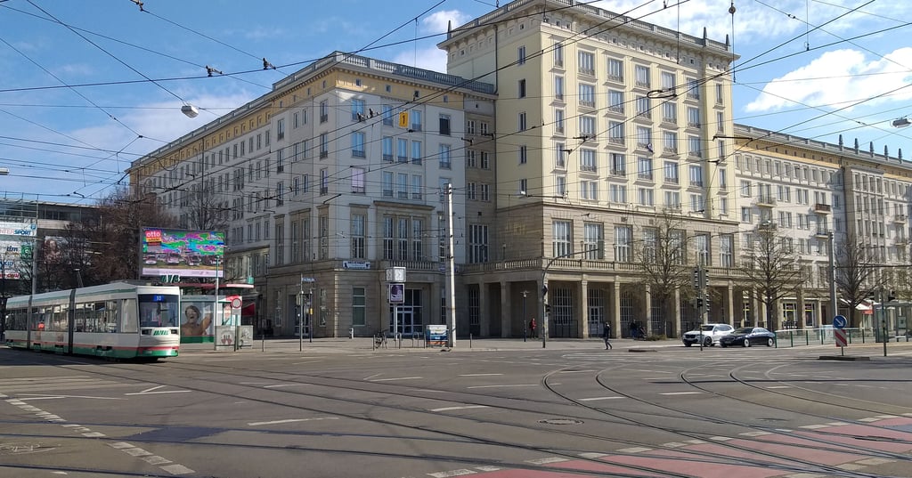 McDonald's in Magdeburg hatte an dieser Kreuzung seinen lukrativen Sitz. Nach dem Auszug wird nach einen gastronomischen Nachfolger gesucht.