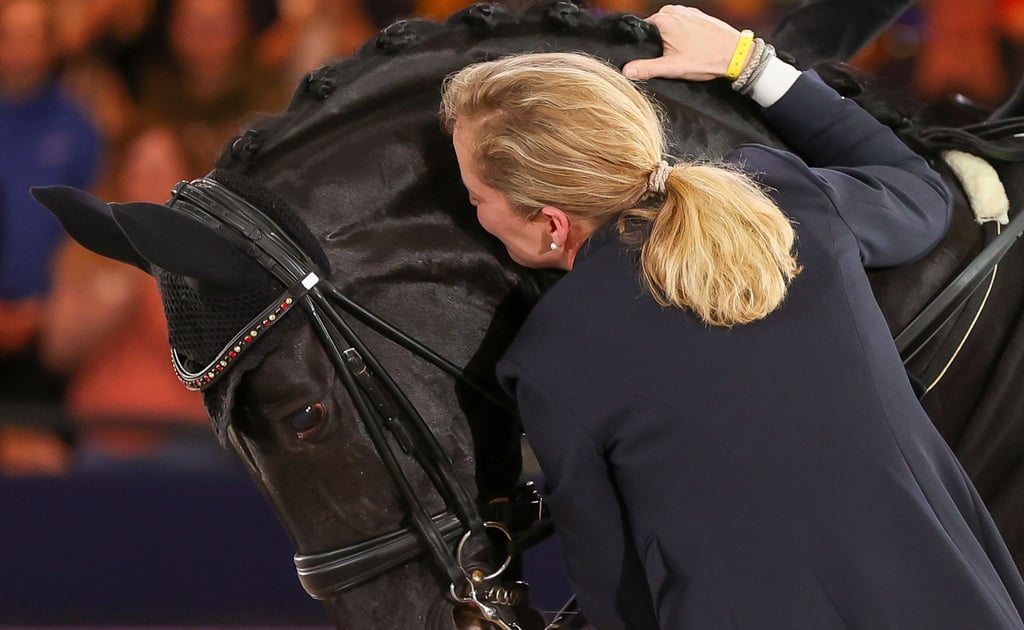 Christine Arns-Krogmann spricht mit ihrer Stute Weihegold nach der Kür im Fei Dressage World Cup Final auf der Leipziger Messe.