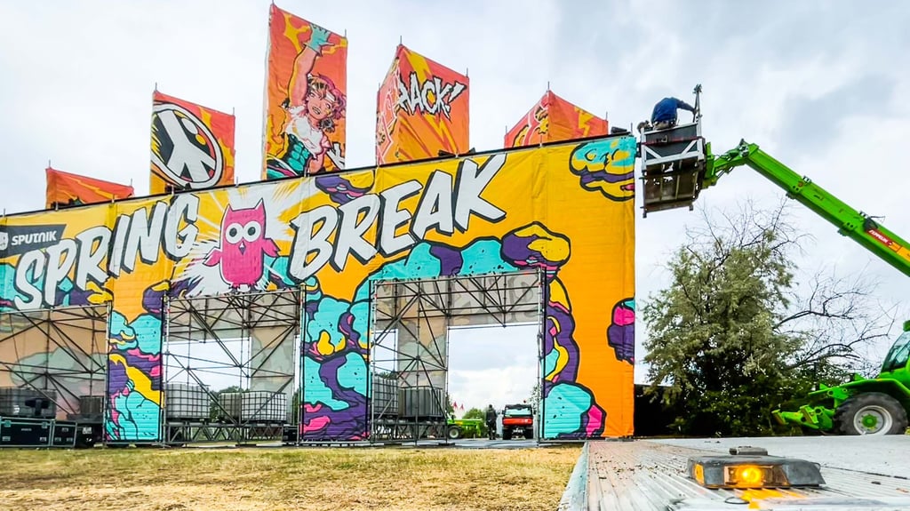 Der Eingang zum Festivalgelände nimmt bereits Gestalt an. Durch dieses Tor werden ab Donnerstag bis zu 30.000 Besucher strömen.