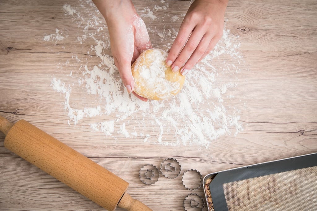 Wer beim Backen kein Weizenmehl verwenden kann oder will, muss bei glutenfreien Alternativen oft noch ein Bindemittel hinzufügen.