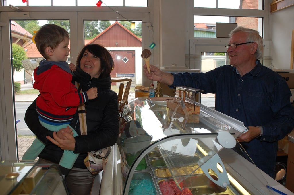 Matti Deicke kommt gern mit seiner Oma Petra Kohlrusch in das Eiscafé "Naschkätzchen" in Elbingerode. Dort bekommt er von Klaus Fischer ein Eis.
