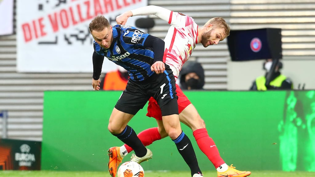 Teun Koopmeiners (l.) setzt sich gegen Konrad Laimer durch.