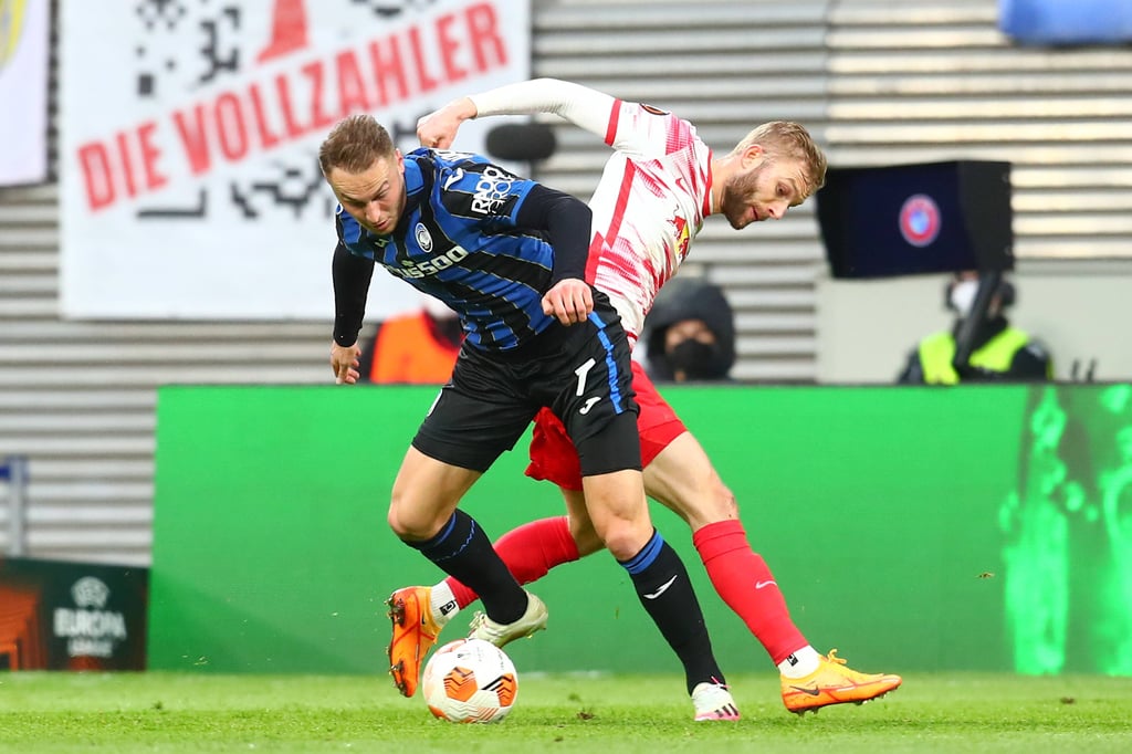 Teun Koopmeiners (l.) setzt sich gegen Konrad Laimer durch.