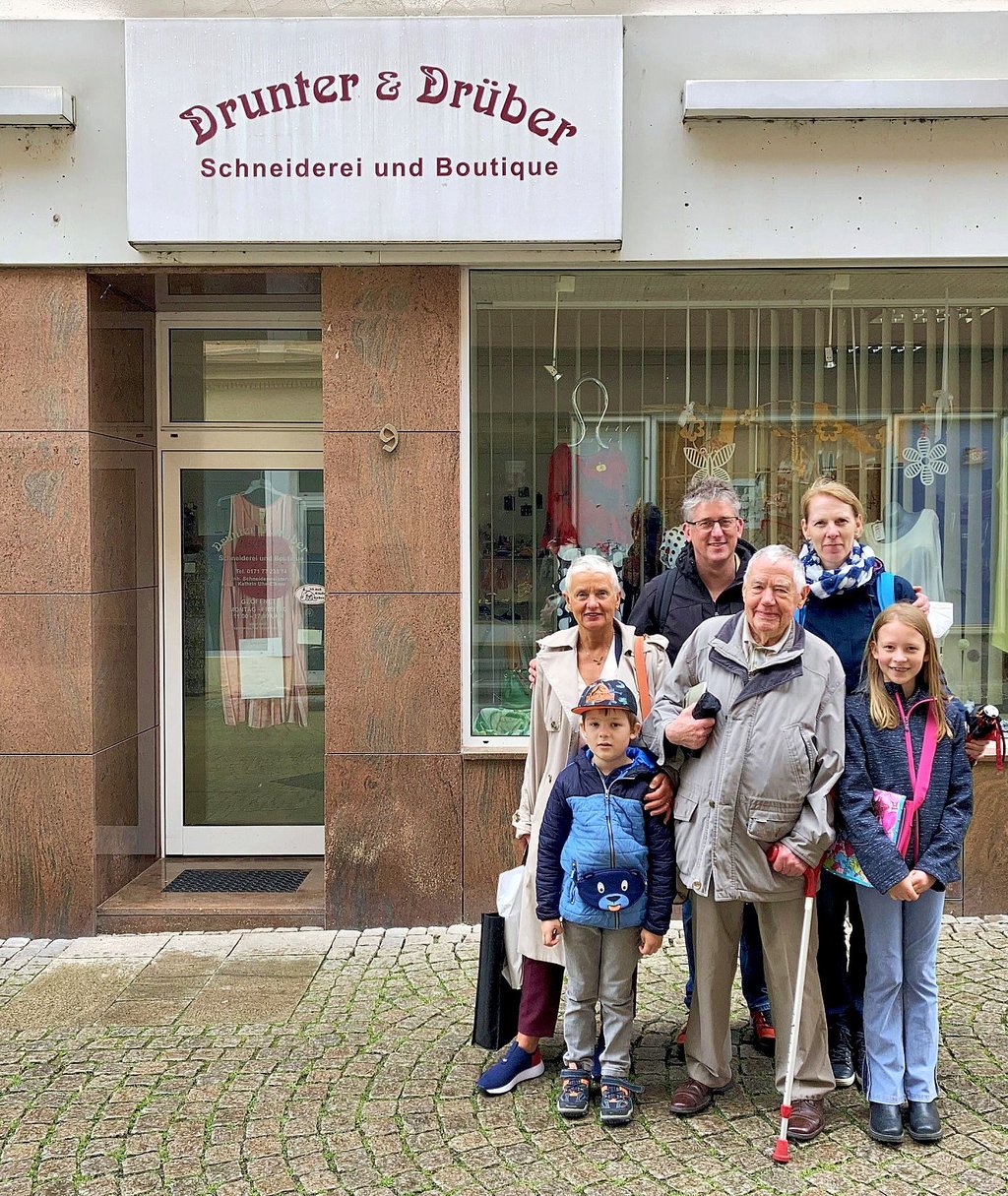 Helmut Knabe mit Familie vor seinem Geburtshaus in der Kramerstraße 9.