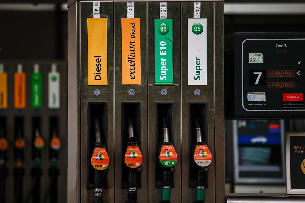 Blick auf die Zapfsäulen einer Tankstelle.