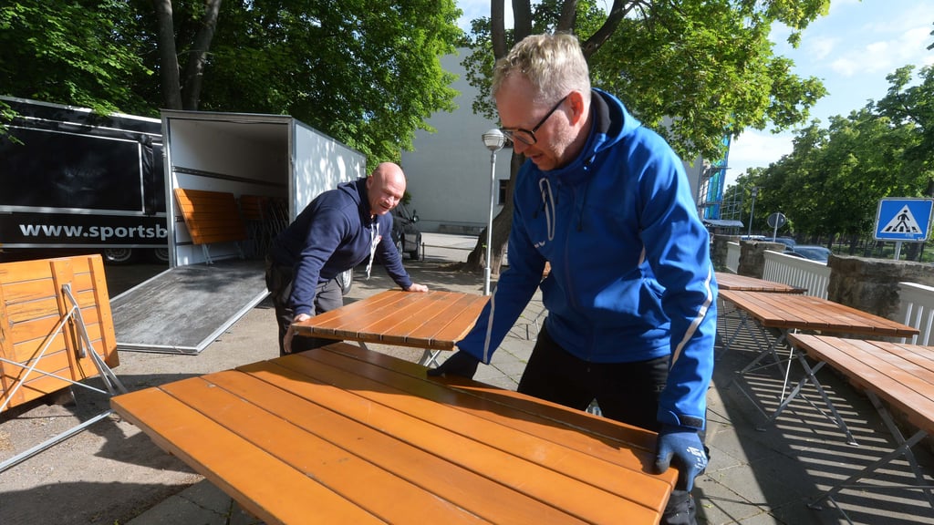 Mario Spengler und Christian Billert bauen den Biergarten am Bestehornhaus auf.