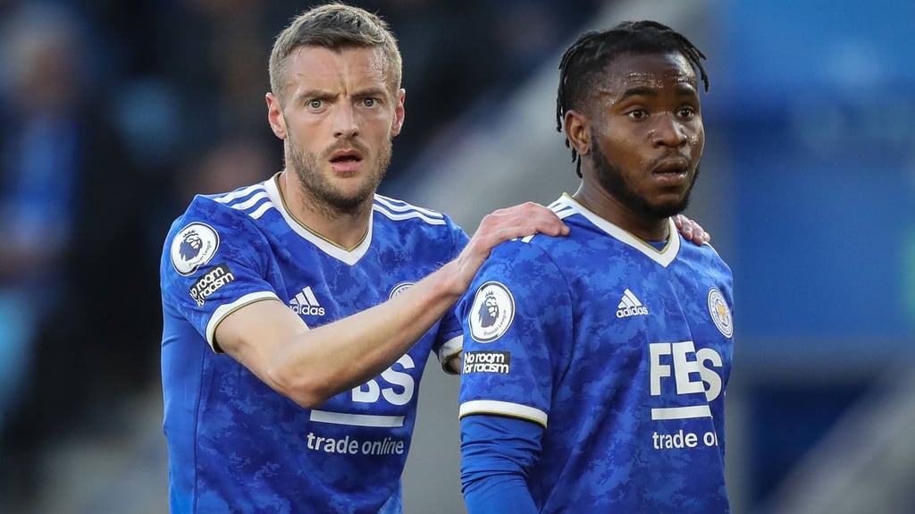 Leicester-Legende Jamie Vardy (l.) stärkt Ademola Lookman den Rücken.