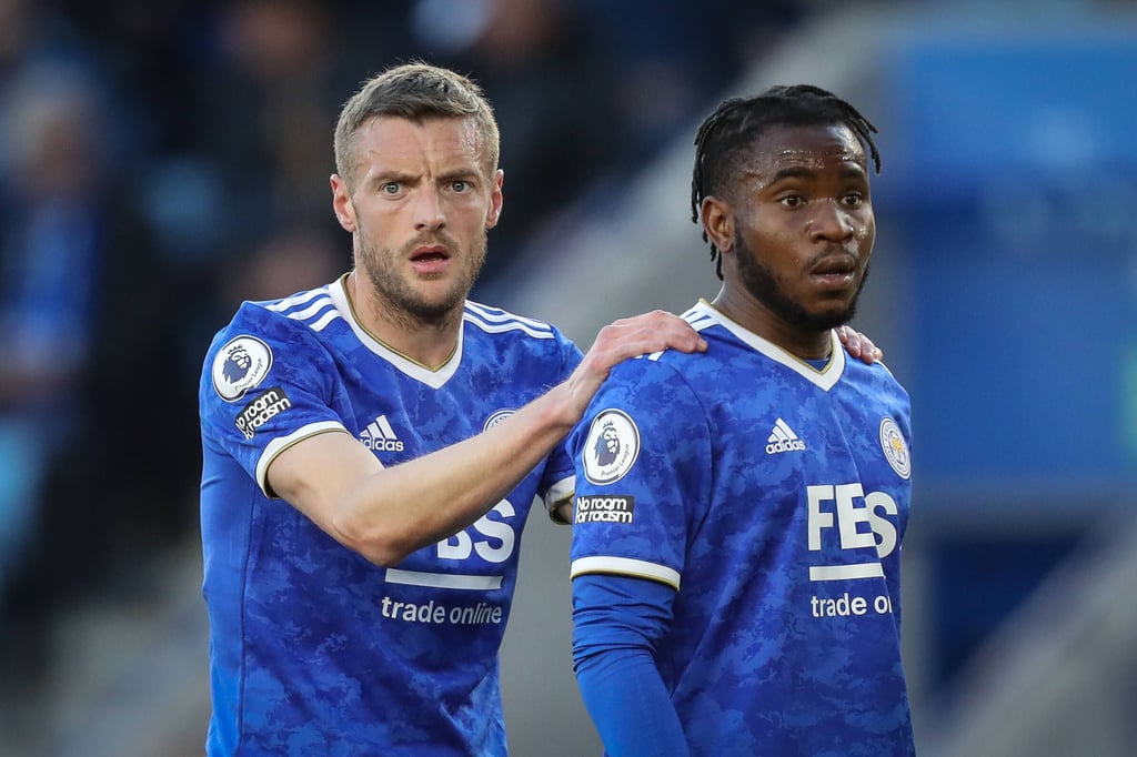 Leicester-Legende Jamie Vardy (l.) stärkt Ademola Lookman den Rücken.