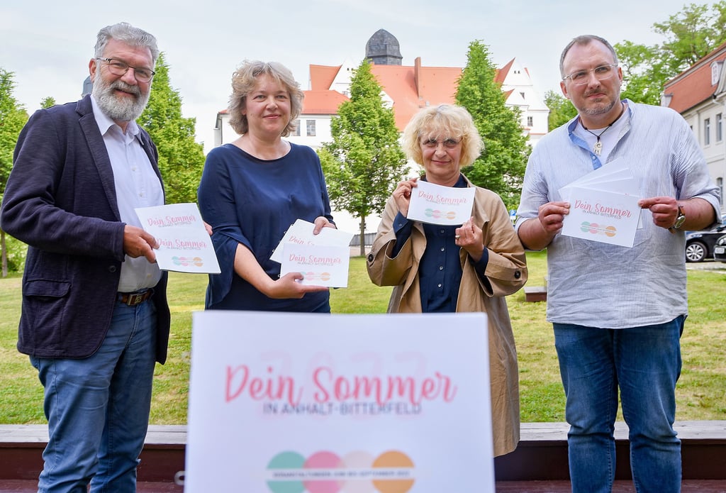 Kulturamtsleiter Uwe Holz, Ilka Hillger und Christine Friedrich von der KKM und Projektplaner Stefan Auert-Watzki präsentieren die Broschüre.