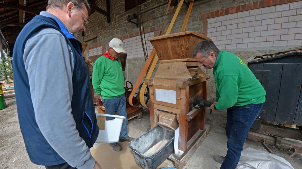 Mitglieder des Heimatvereins demonstrieren historische Mühlentechnik.