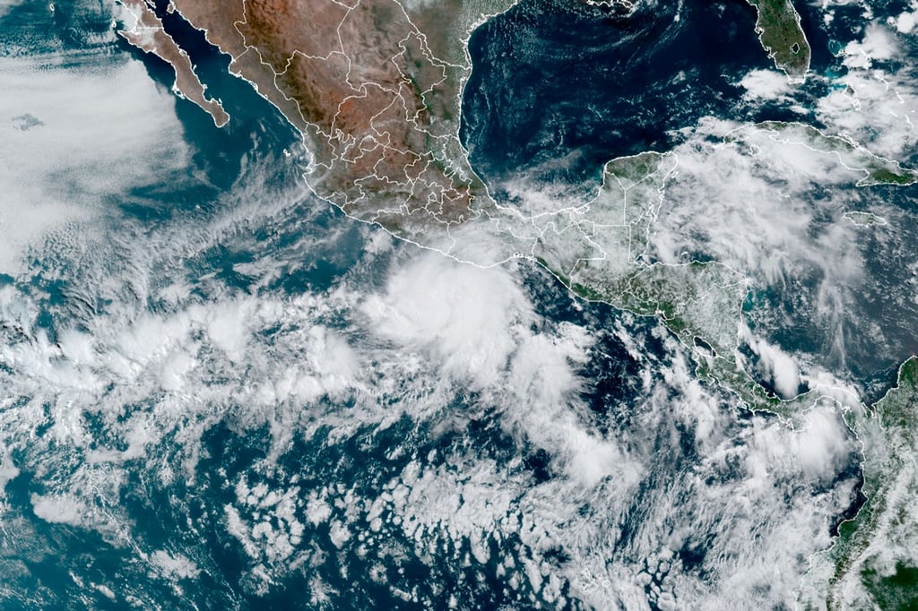 Dieses von der NOAA zur Verfügung gestellte Satellitenbild zeigt den Hurrikan „Agatha“ (M) vor der Pazifikküste Mexikos.