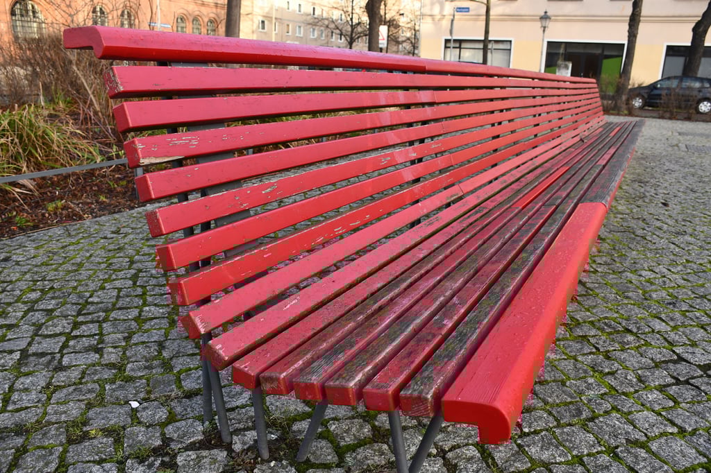 Eine Sitzbank auf dem Moritzplatz in Magdeburg-Neustadt.