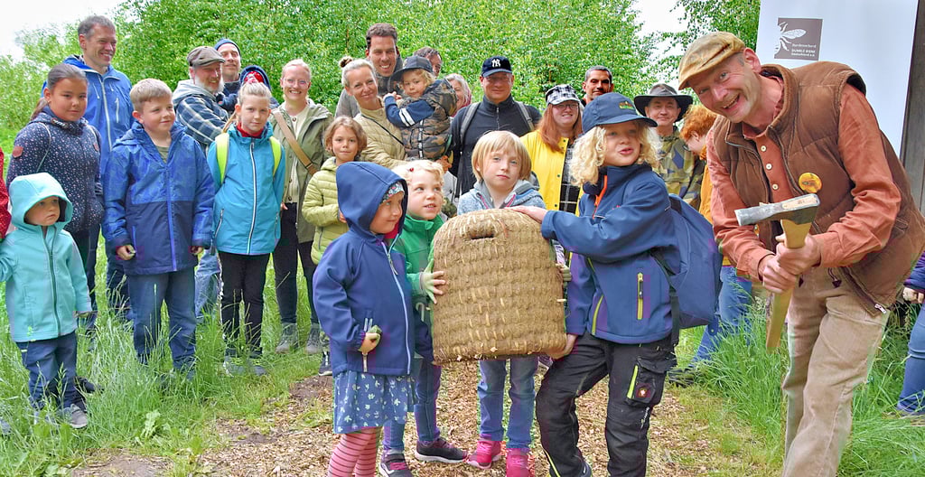 Imker Haiko Kuntze zeigt kleinen und großen Naturfreunden beim „Aktionstag rund um die Biene“, mit welchen Werkzeugen die Zeidler Klotzbeuten bauen.