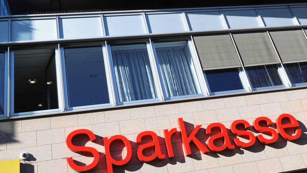 Die Sparkasse warnt auf Twitter vor Betrügern, die durch einen vermeintlichen Wechsel des TAN-Verfahrens an Kundendaten gelangen wollen.