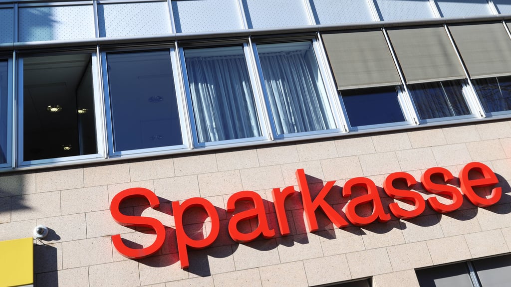 Die Sparkasse warnt auf Twitter vor Betrügern, die durch einen vermeintlichen Wechsel des TAN-Verfahrens an Kundendaten gelangen wollen.