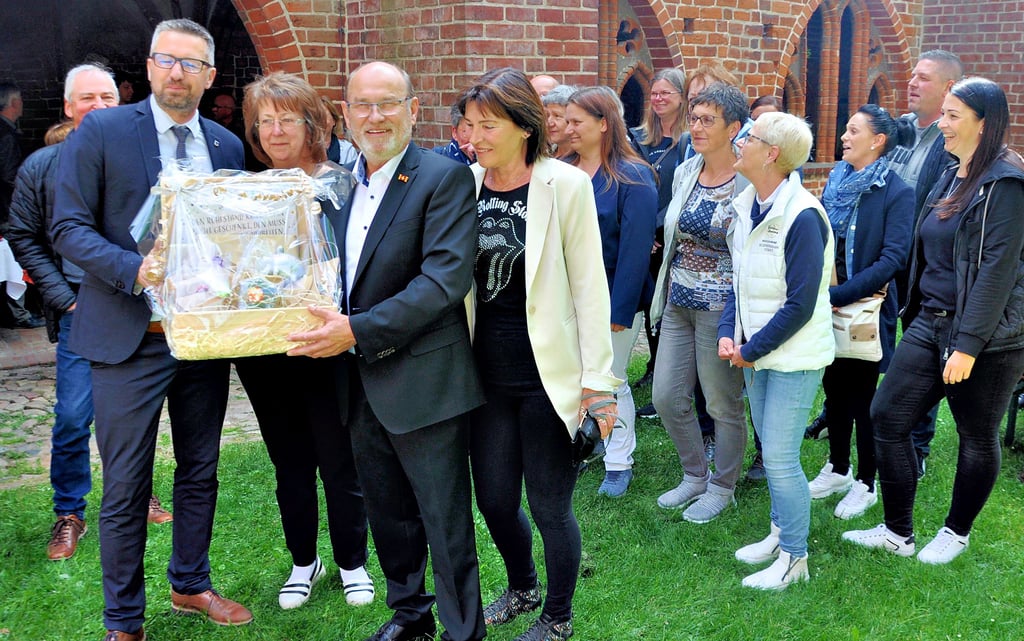 Die Mitarbeiter der Havelberger Stadtverwaltung mit den Amtsleitern André Gerdel und Petra Jonschkowski (von links) übergeben ihrem scheidenden Chef ihre Geschenke.