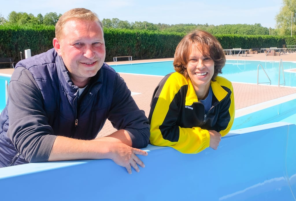Sissi Frank und Alexander Schlotbohm freuen sich auf die neue Saison, die im Erlebnisbad Zahna am 7. Juni beginnt.