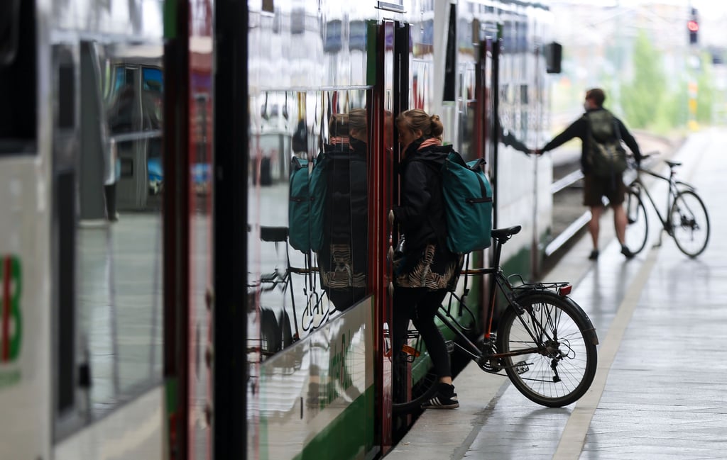 Für Fahrräder in vielen Zügen könnte ab 1. Juni kein Platz mehr sein - weil die Abteile mit Passagieren proppenvoll sind.