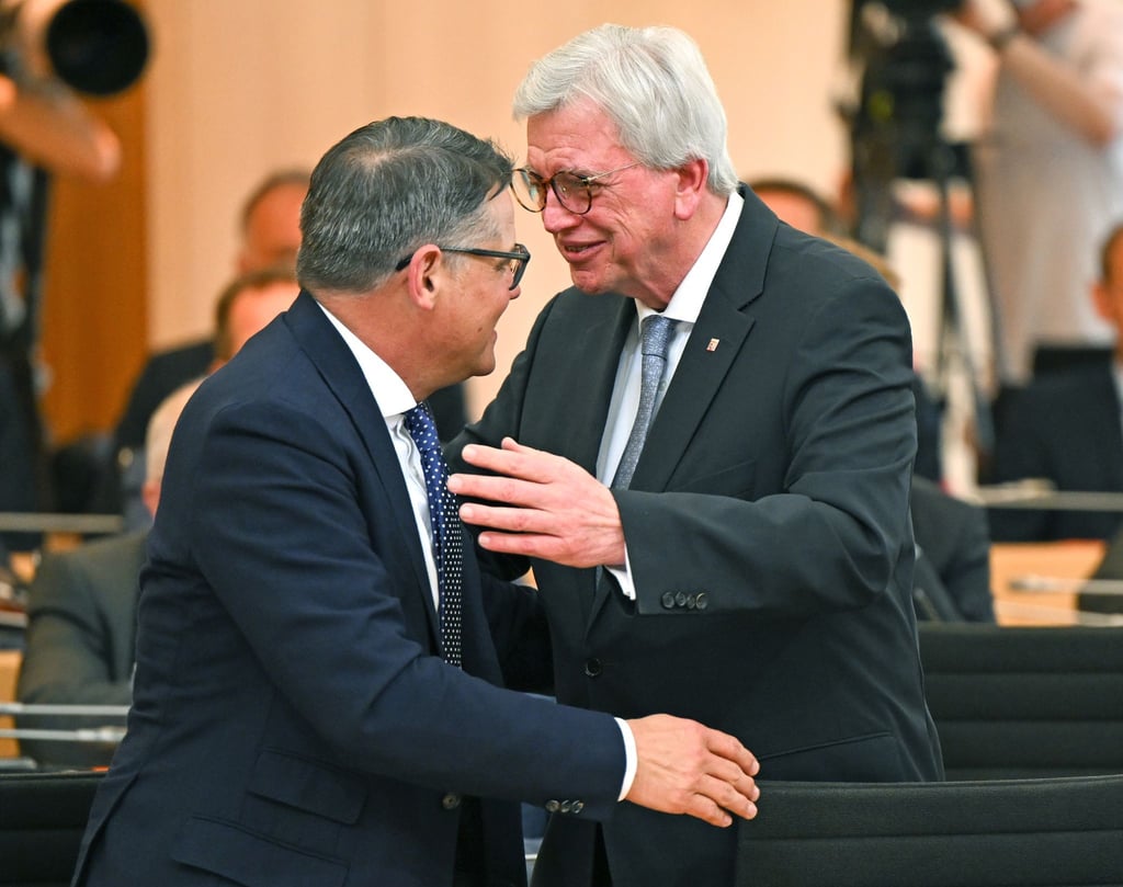 Boris Rhein (CDU, l), bisheriger Landtagspräsident und neuer Ministerpräsident in Hessen, umarmt seinen Amtsvorgänger Volker Bouffier (CDU) im Plenarsaal des hessischen Landtags nach dessen Rücktritt.